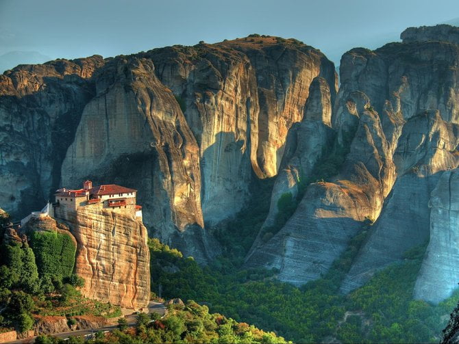 Seperti Menggantung di Langit, Biara Meteora Dibangun di Tebing Raksasa
