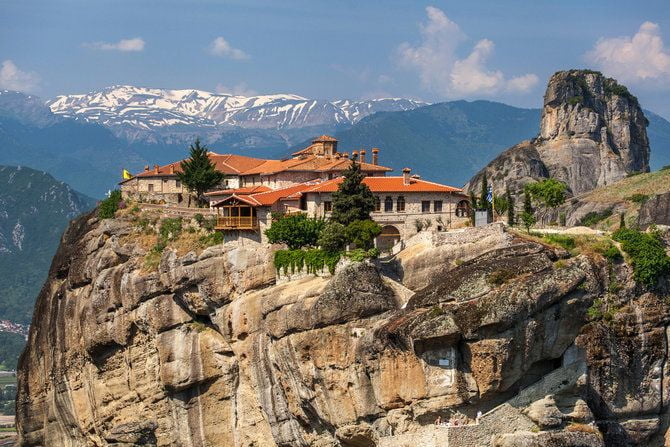 Seperti Menggantung di Langit, Biara Meteora Dibangun di Tebing Raksasa