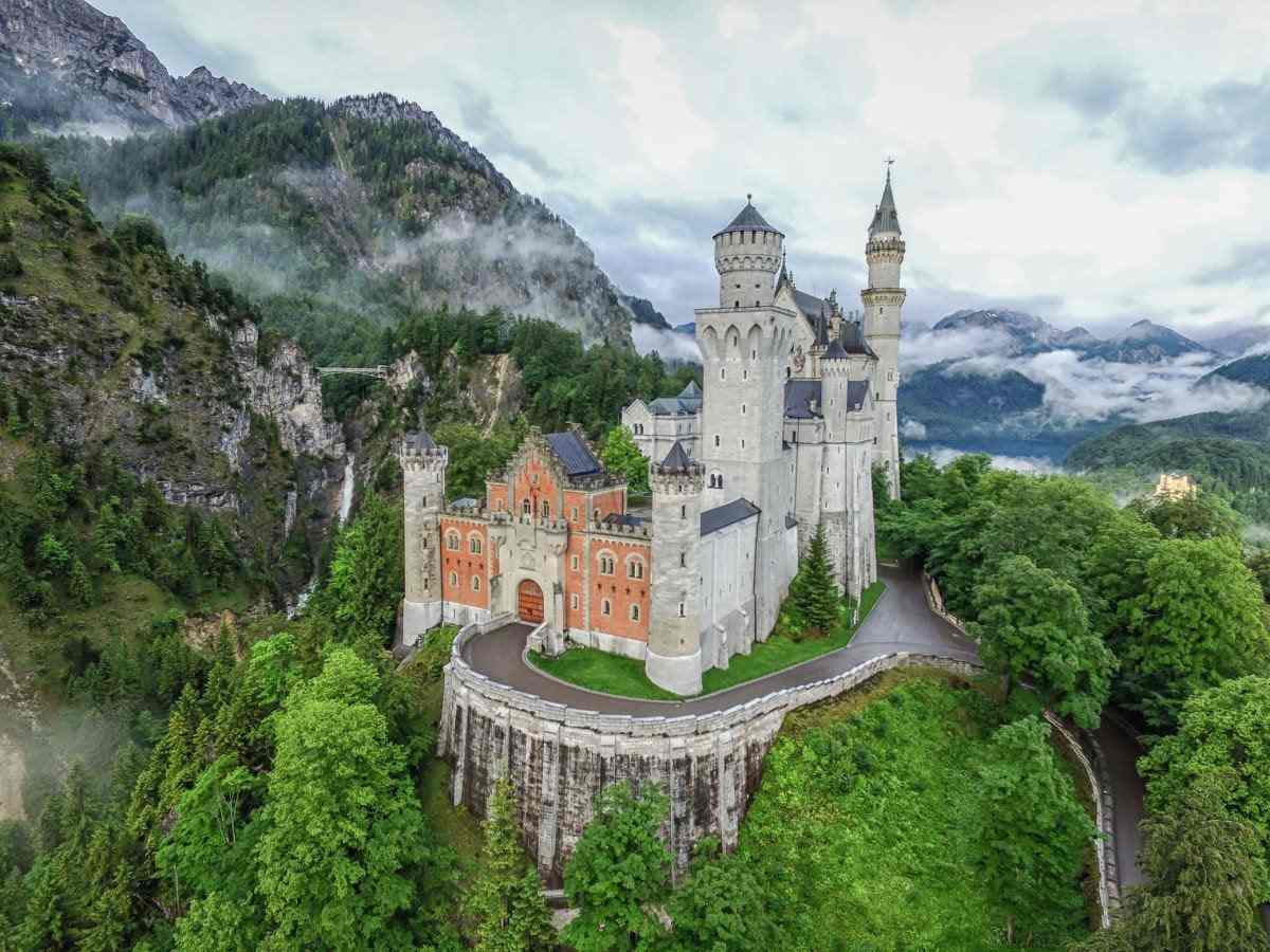 istana-neuschwanstein-bangunan-kuno-yang-menginspirasi-film-disney