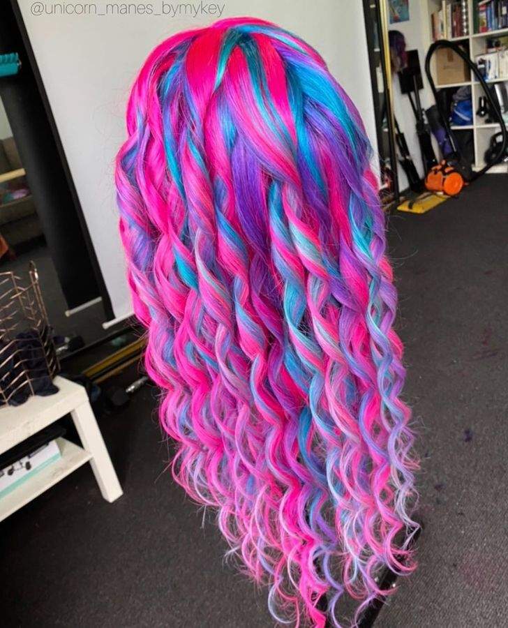 Perpaduan Warna Pelangi, 10 Trend Gaya Rambut Penuh Warna