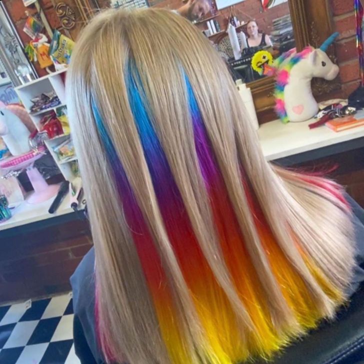 Perpaduan Warna Pelangi, 10 Trend Gaya Rambut Penuh Warna