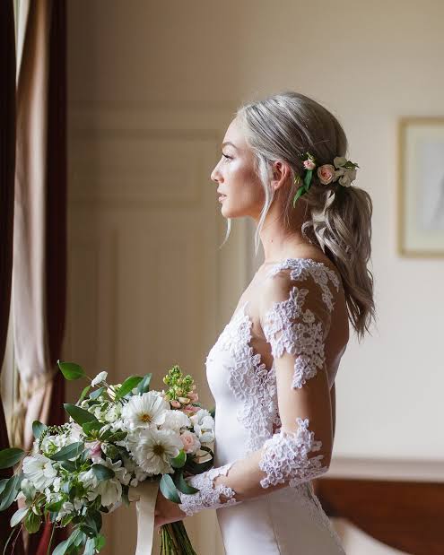 Cantik, 10 Gaya Rambut Inspirasional yang Cocok untuk Pernikahan Agar Terlihat Elegan