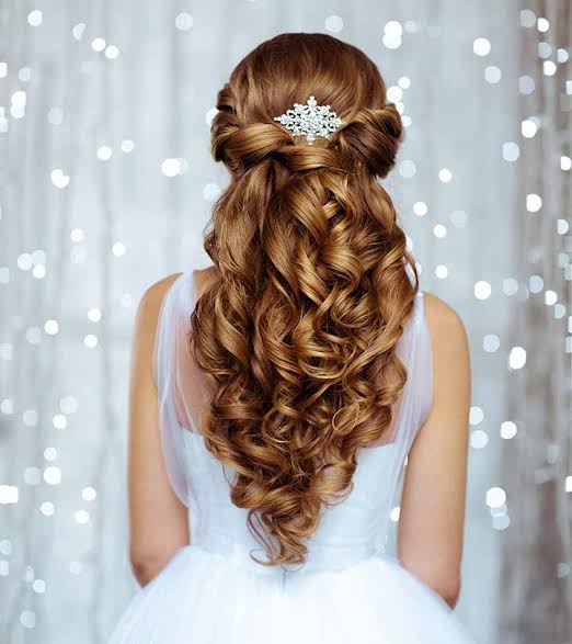 Cantik, 10 Inspirasi Gaya Rambut yang Cocok untuk Pesta Pernikahan Agar Tampak Elegan