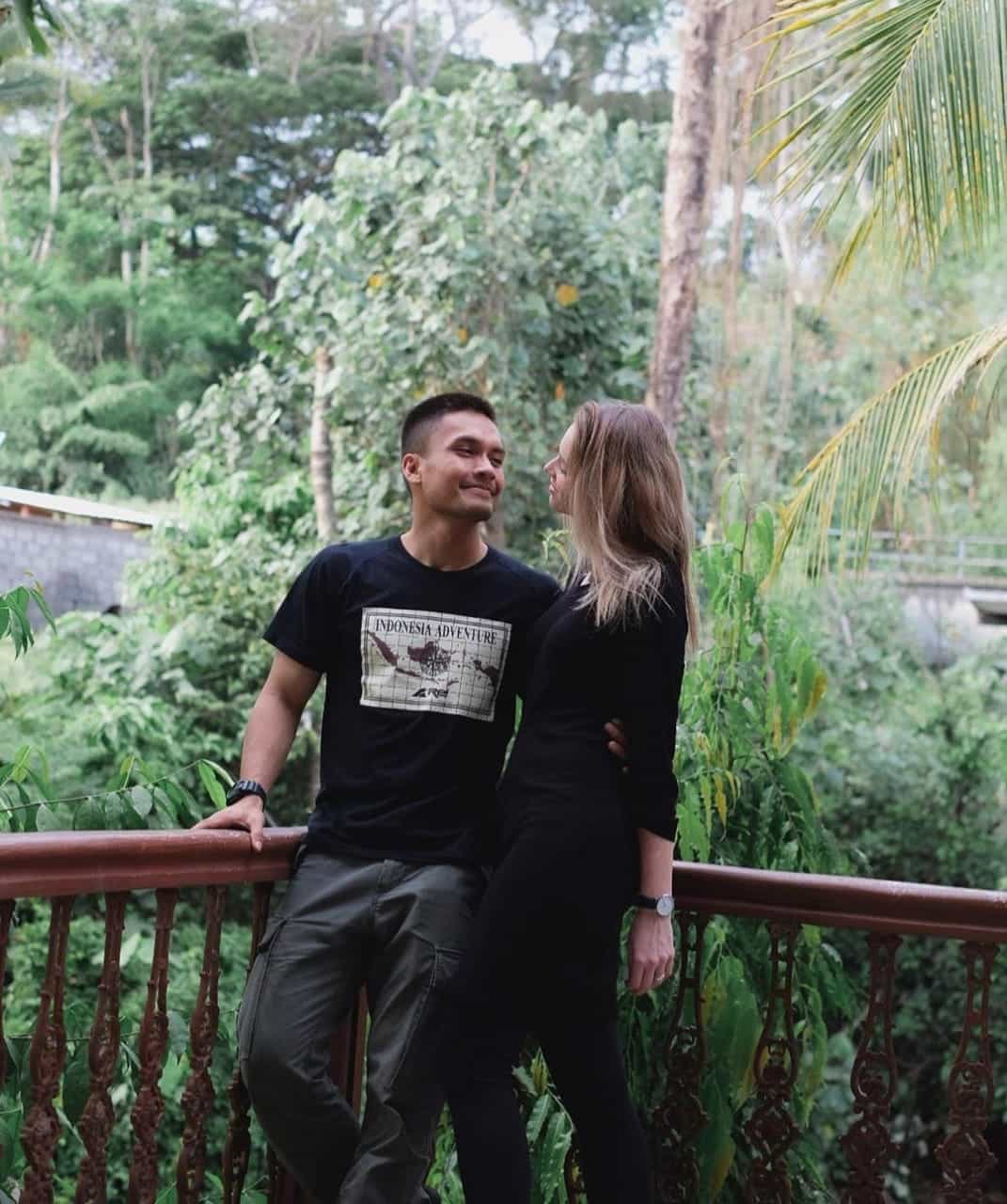 Menanti Anak Pertama, 10 Potret Kemesraan Randy Pangalila Dengan Istri Bulenya yang Romantis 