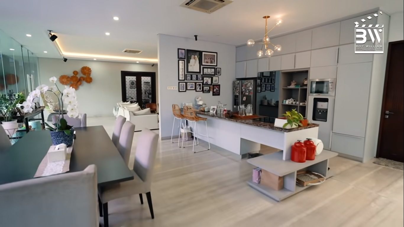 10 Potret Rumah Megah Rossa Bak Resort Mewah, Desain Kamar Mandi Bintang Lima