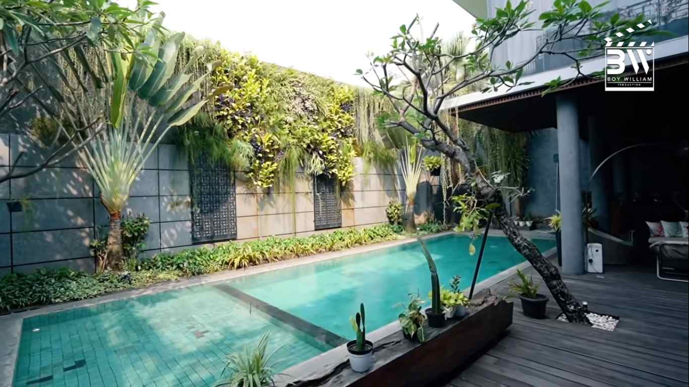 10 Potret Rumah Megah Rossa Bak Resort Mewah, Desain Kamar Mandi Bintang Lima