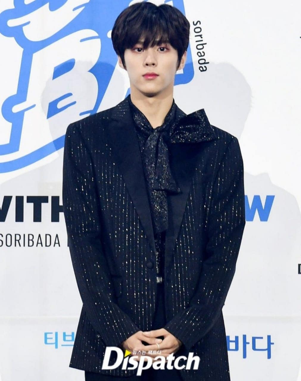 5 Outfit Terbaik Idol Cowok di Soribada Music Awards (SOBA) 2020 | Dailysia