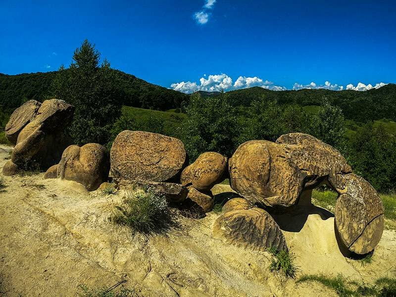Bisa Bertumbuh, Batu Trovant di Rumania menjadi Fenomena Geologi Menakjubkan