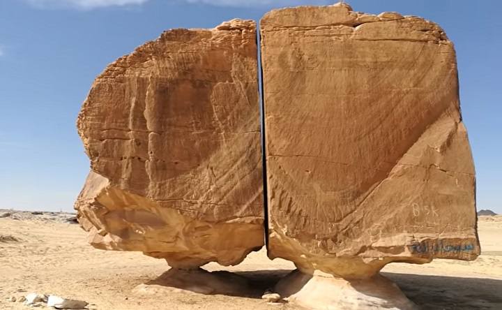 Al Naslaa, sebuah batu besar di Arab Saudi yang seolah terbelah menjadi dua