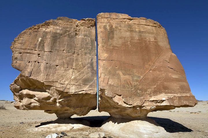     Sebuah batu besar di Arab Saudi yang terlihat lurus menjadi dua