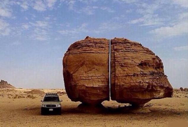 Al Naslaa, sebuah batu besar di Arab Saudi yang seolah terbelah menjadi dua