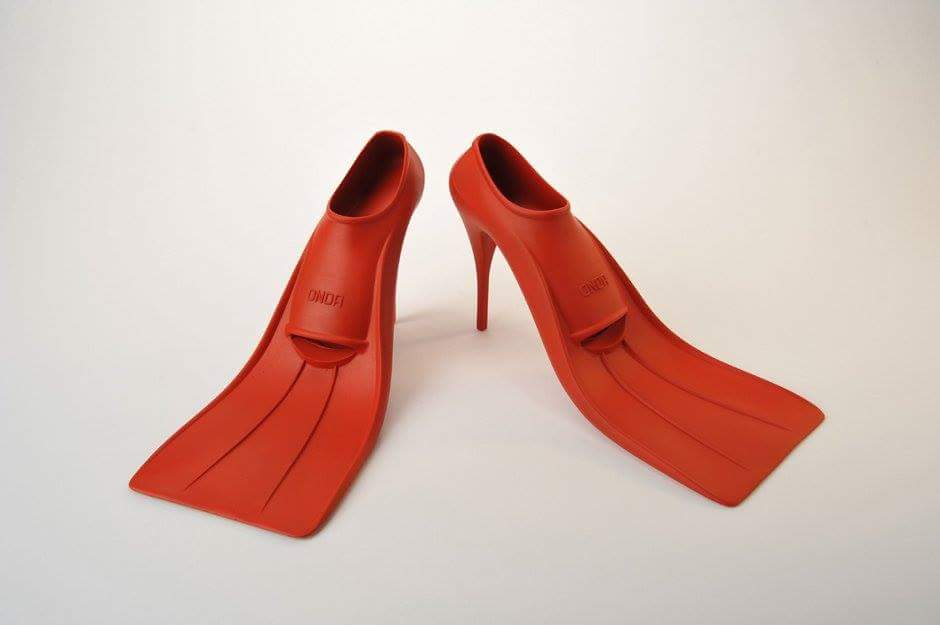 10 Desain High Heels yang Gak Lazim, Ada yang Bentuk Kandang Binatang