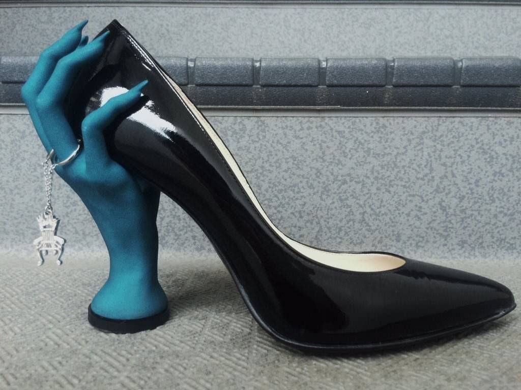 10 Desain High Heels yang Gak Lazim, Ada yang Bentuk Kandang Binatang