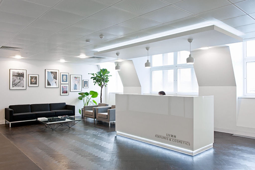 Parfum jadi Dekorasi, 10 Potret Kantor Louis Vuitton di London yang Serba Putih