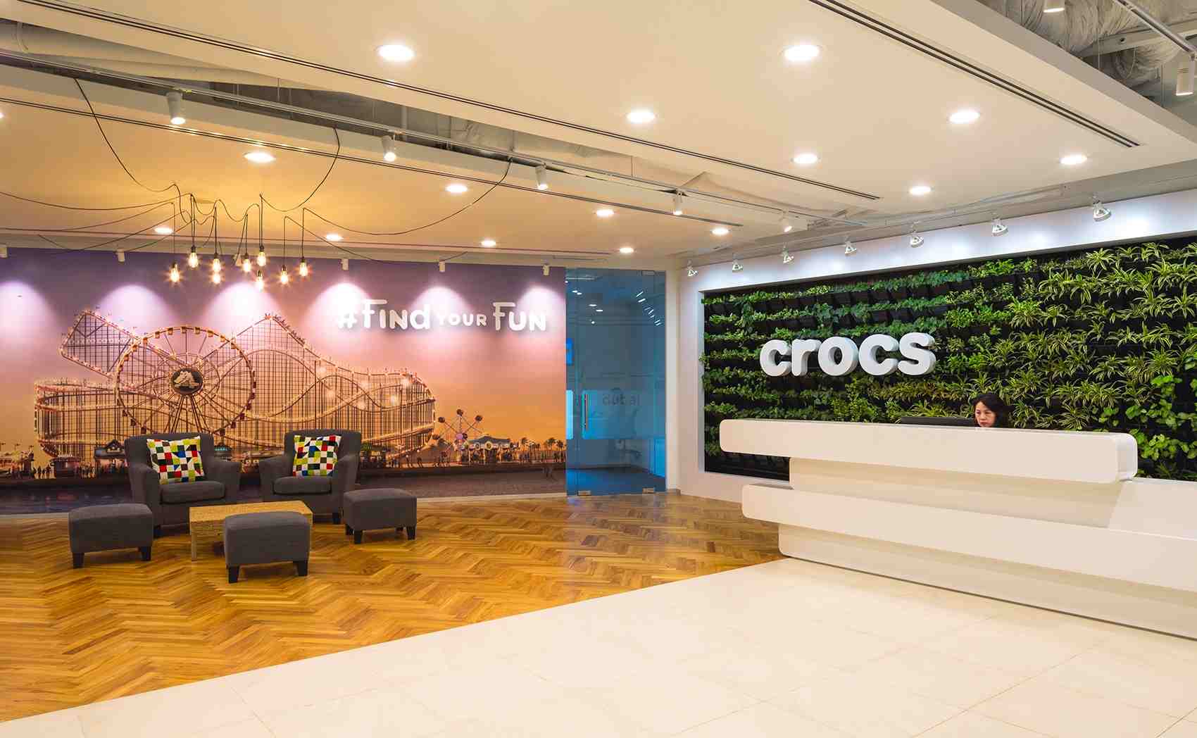 Bebas Main Billiard, 10 Potret Homey Kantor Crocs di Singapura