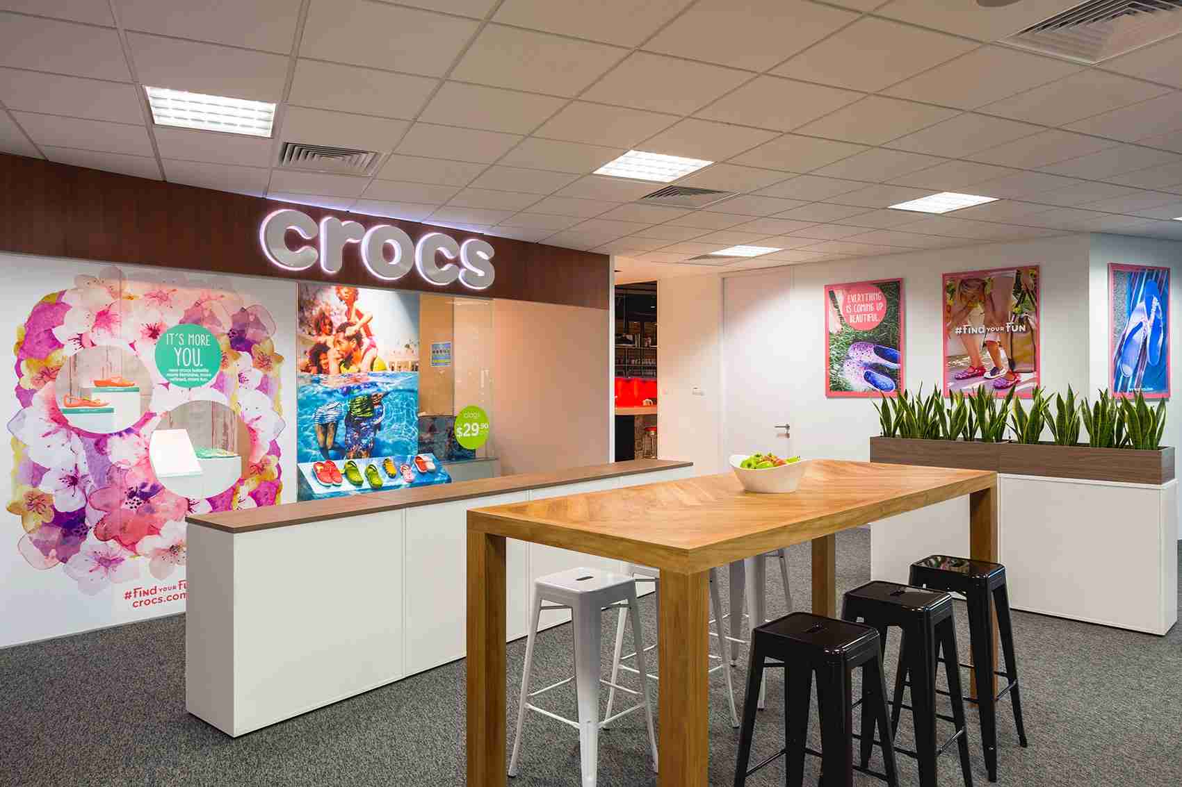 Bebas Main Billiard, 10 Potret Homey Kantor Crocs di Singapura