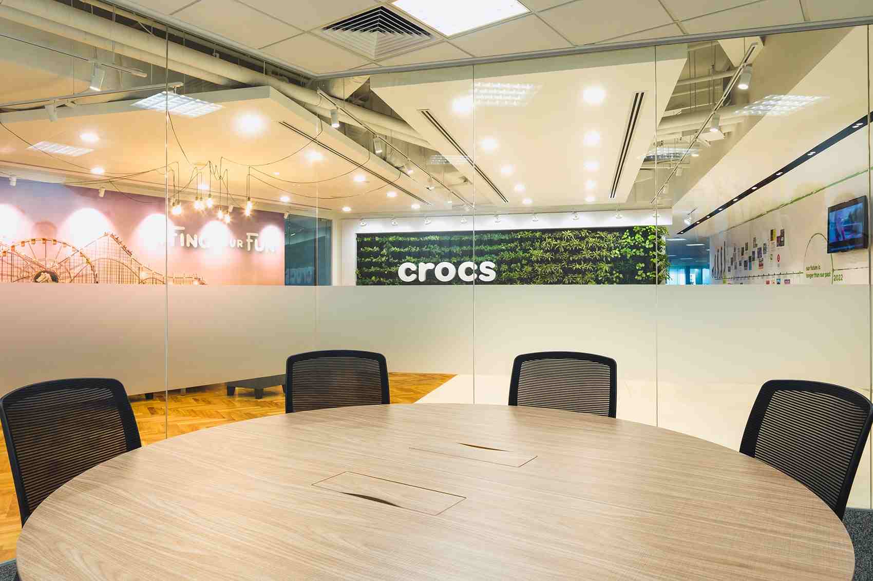 Bebas Main Billiard, 10 Potret Homey Kantor Crocs di Singapura