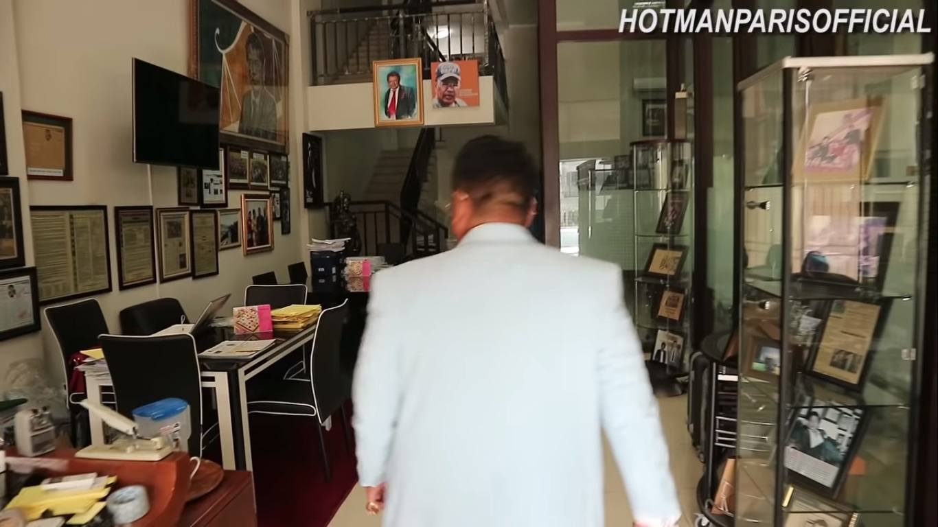 Yuk Intip 10 Potret Kantor Pengacara Kondang Hotman Paris yang Penuh Berkas