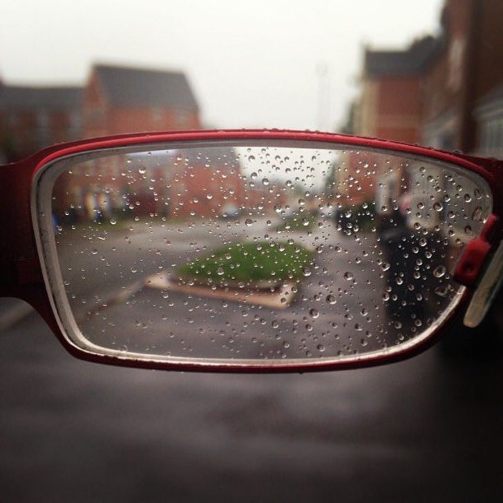 10 Hal yang Dirasakan Pengguna Kacamata, Ribet Banget