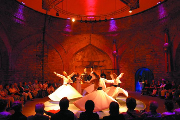 Maulana Jalaludin Rumi, Penyair Hebat Yang Memperkenalkan Tari Sufi 'The Whirling Darwis' 