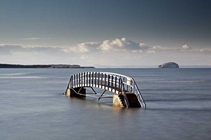 Terdampar di Tengah Laut, Jembatan Belhaven Skotlandia Terlihat Tanpa Tujuan