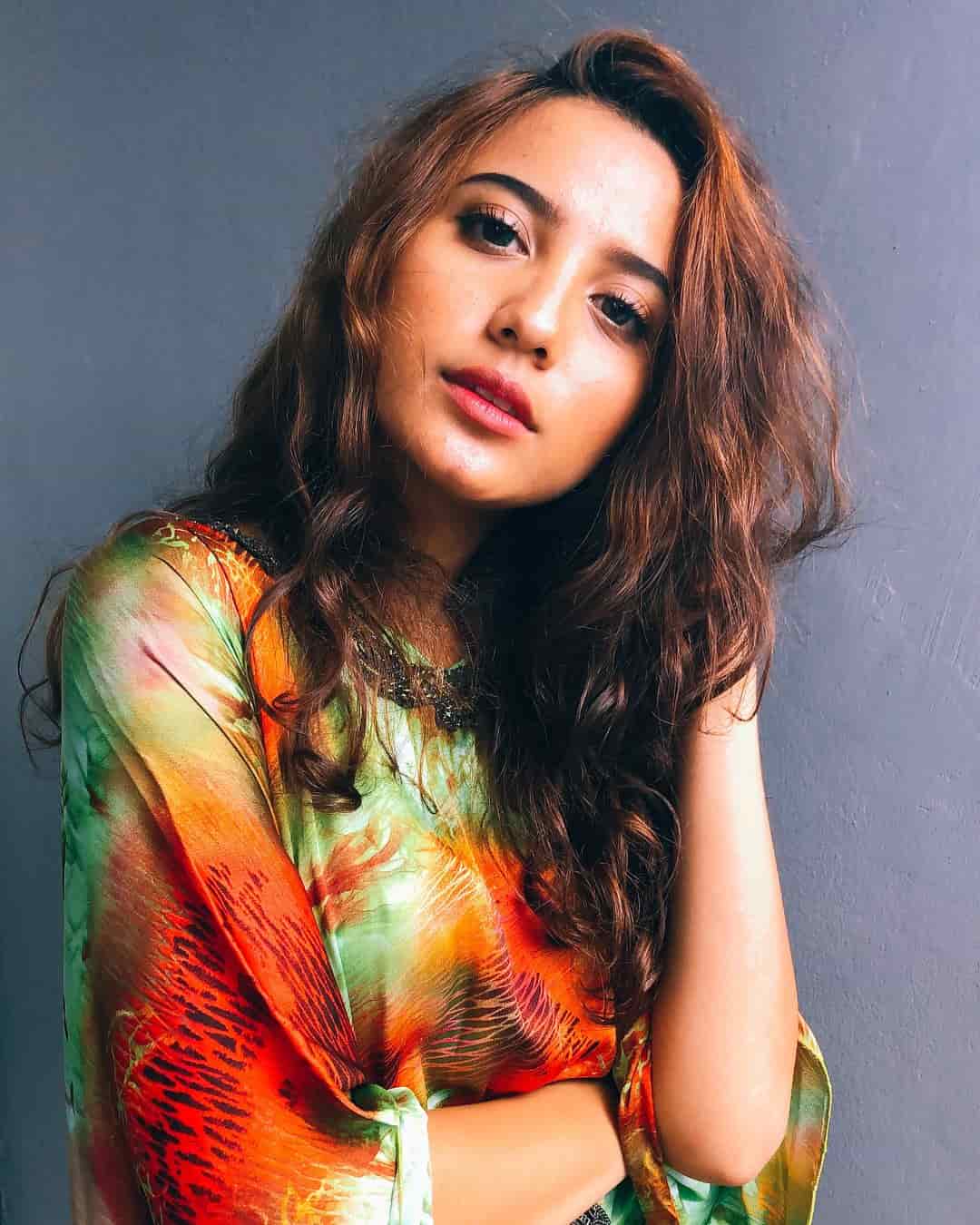 10 Pesona Naimma Aljufri, Aktris yang Memukau dengan Rambut Keriting