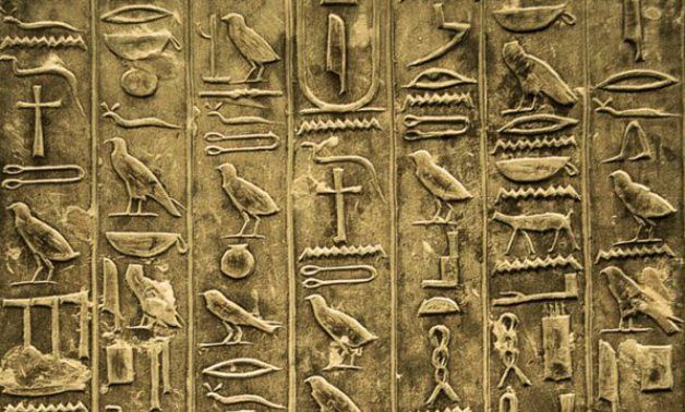 Aksara Hieroglif  Sistem Penulisan Paling Tua yang Dipakai 