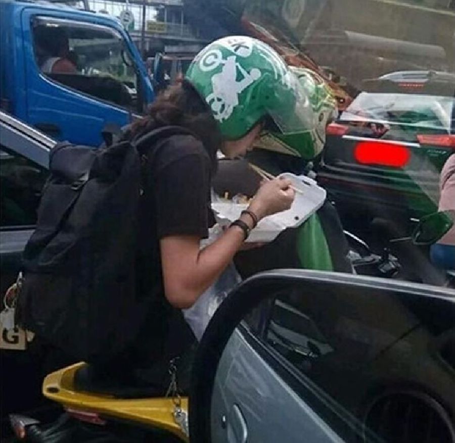 Kelihatan Laper Banget, 10 Potret Orang Makan Sambil Berkendara di Jalan