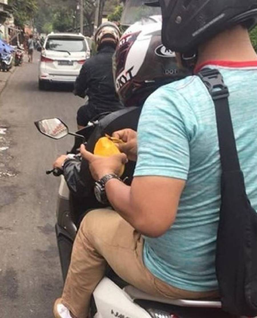 Kelihatan Laper Banget, 10 Potret Orang Makan Sambil Berkendara di Jalan
