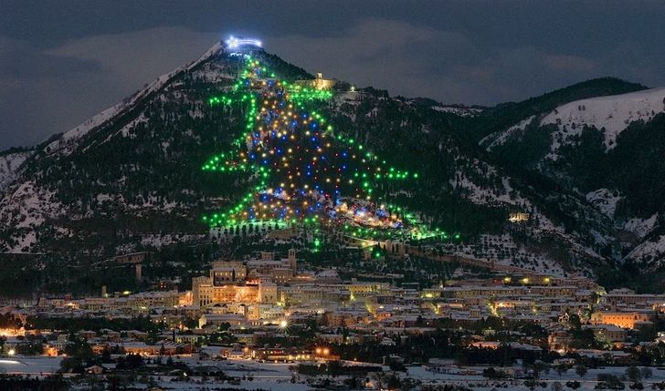 Spektakuler, 10 Pohon Natal Indah di Seluruh Dunia