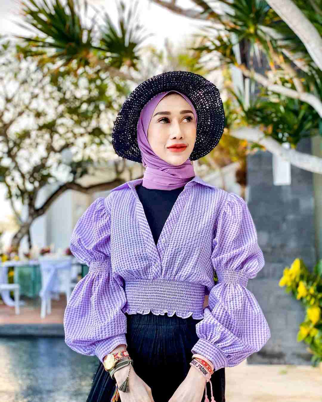 10 Potret Reza Gladys, Dokter Kecantikan yang Viral Karena Gaya Berpakaian
