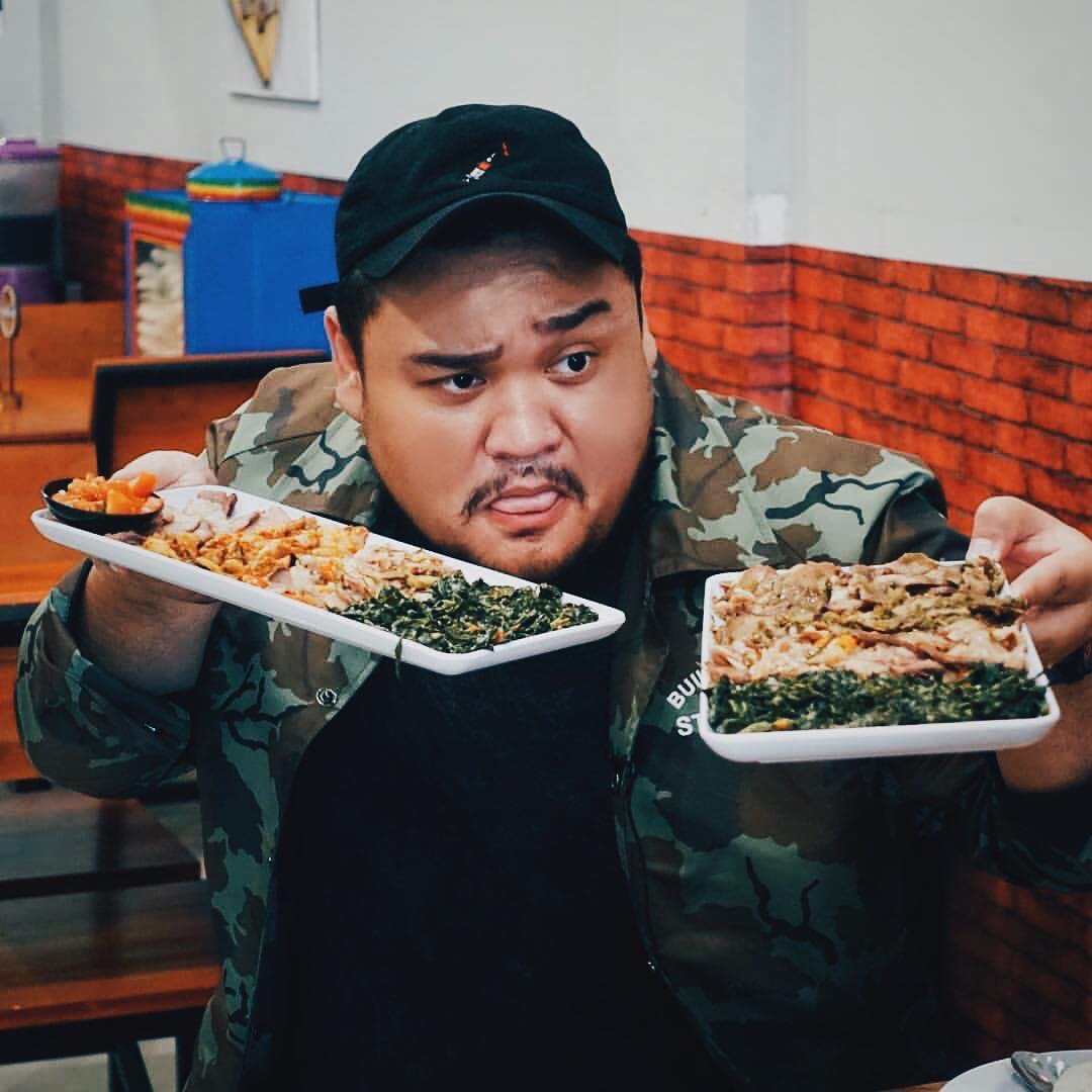 10 Potret Food Vlogger Bang Mpin yang Suka Review Kuliner Street Food
