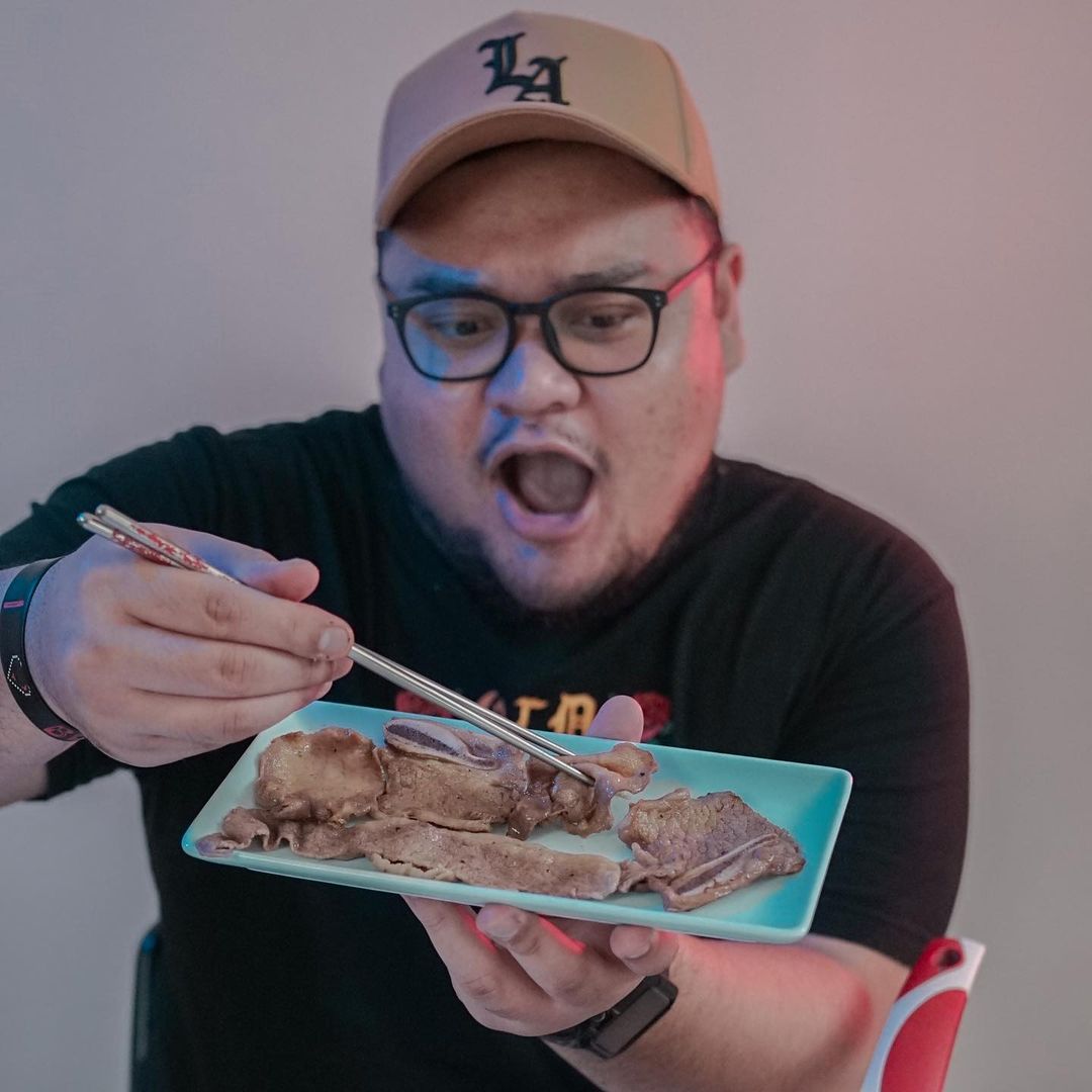 10 Potret Food Vlogger Bang Mpin yang Suka Review Kuliner Street Food