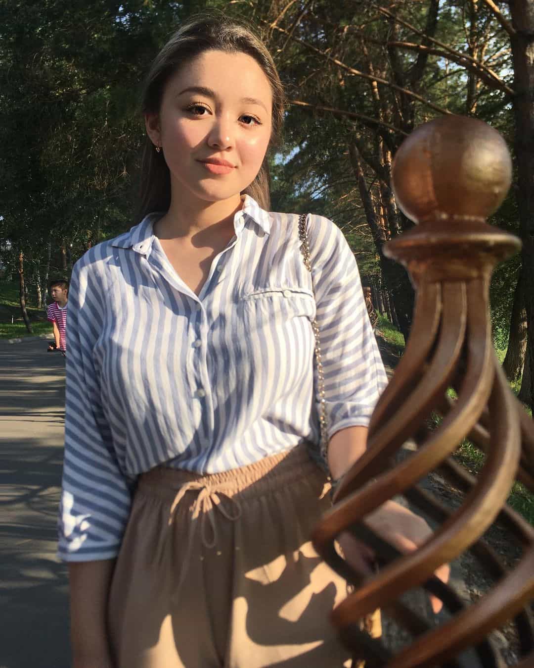 10 Pesona Dayana, Gadis Kazakhstan yang Ngajak Nikah YouTuber Fiki Naki