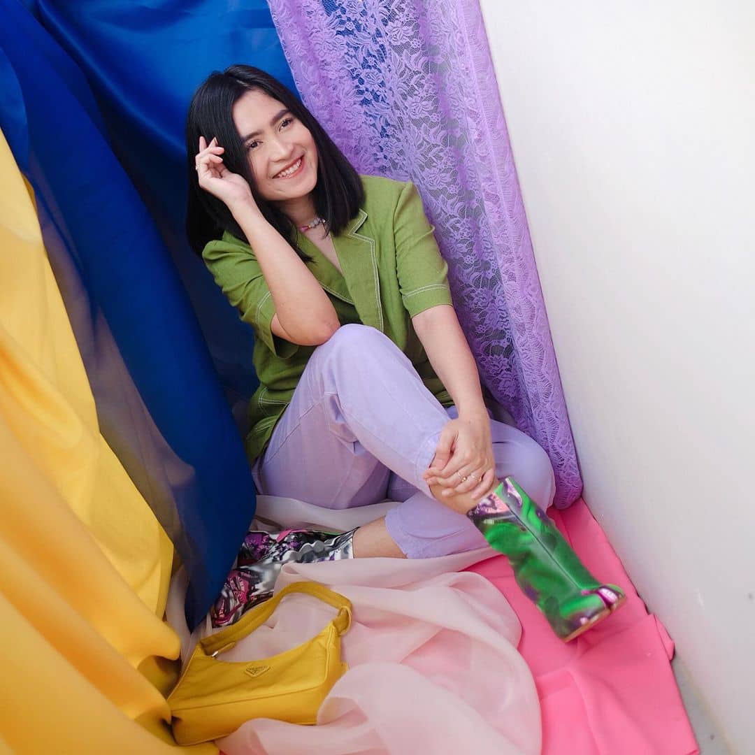 10 Pesona Dewisya, Istri Kunto Aji yang Suka Outfit Colorful