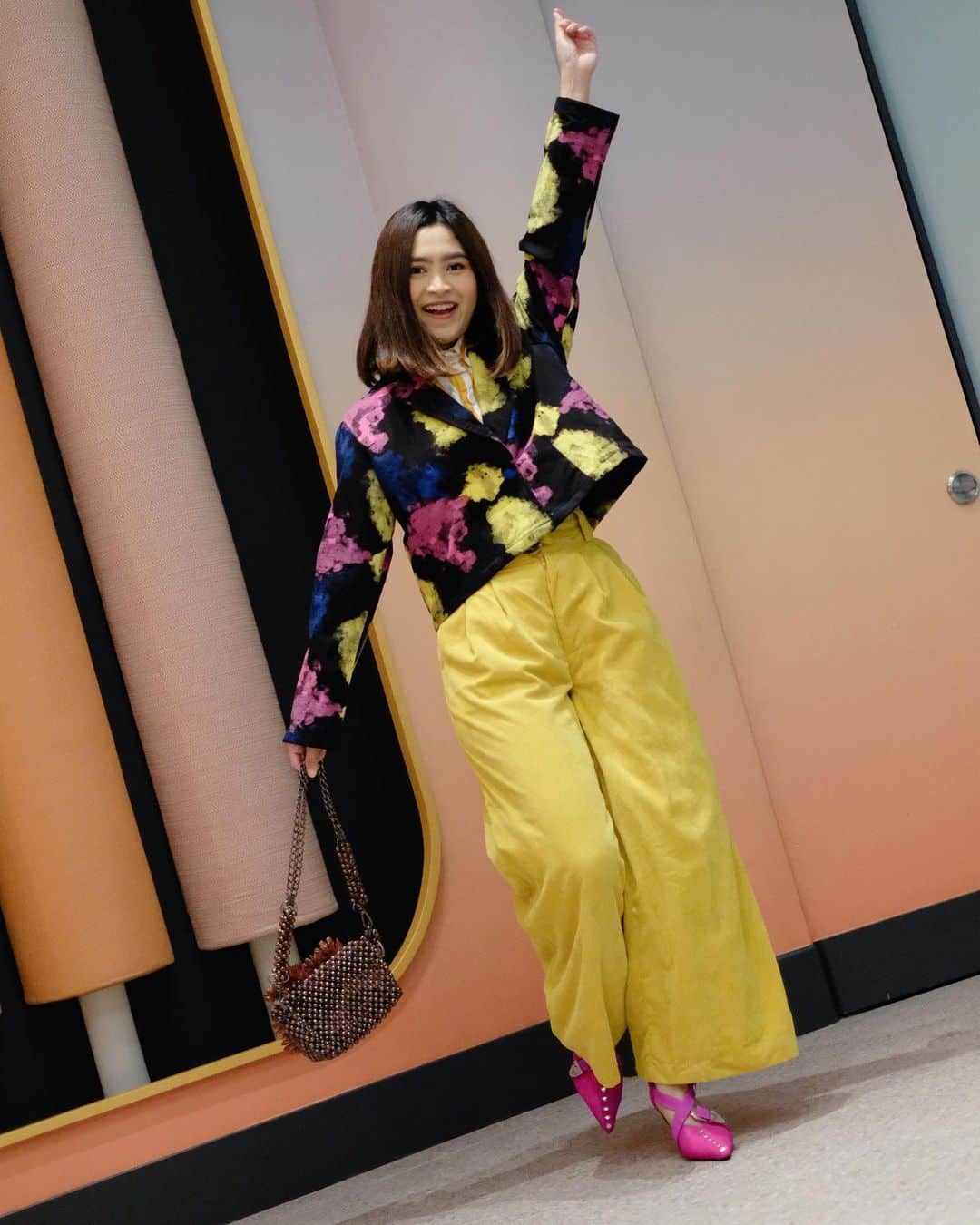 10 Pesona Dewisya, Istri Kunto Aji yang Suka Outfit Colorful