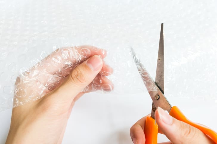 Gak Cuma untuk Bungkus Paketan, 10 Manfaat Lain dari Bubble Wrap