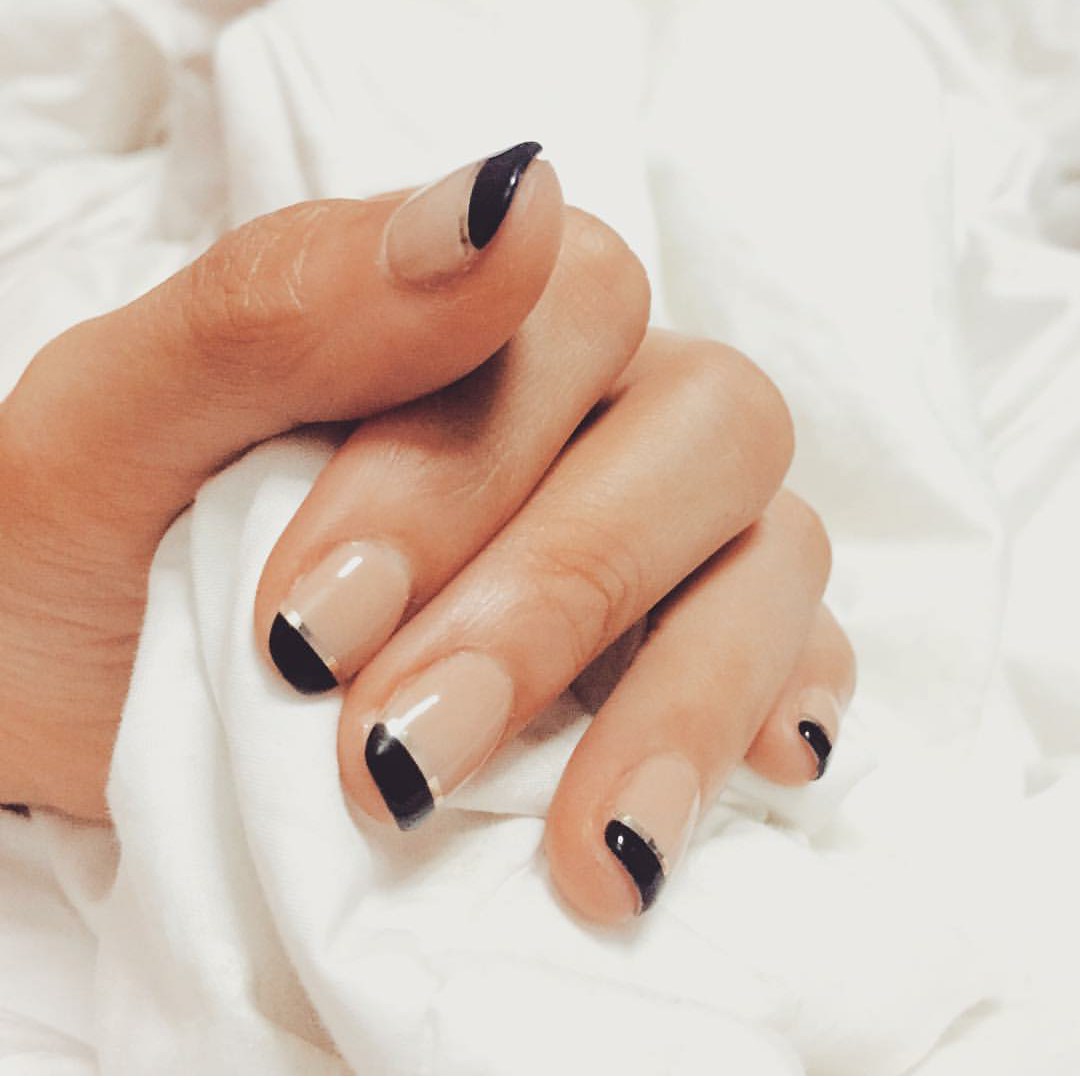 Cantik, 10 Ide French Manicure yang Bikin Kuku Tampak Elegan