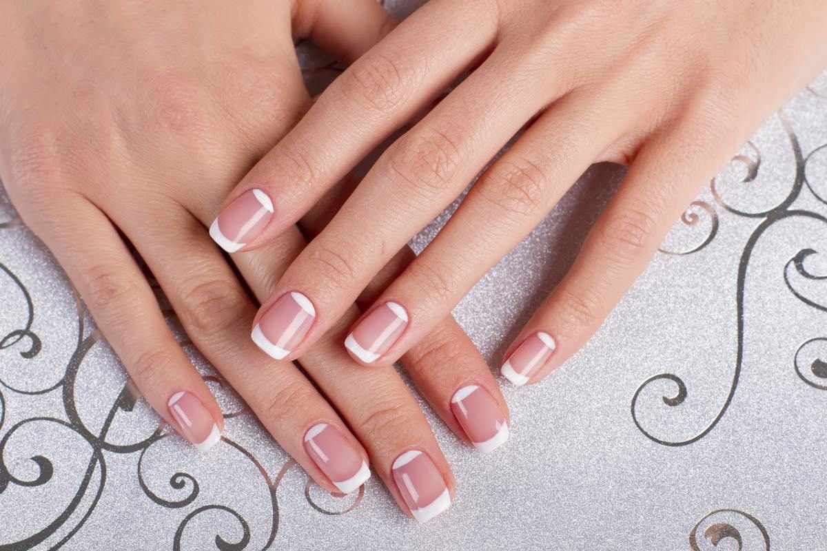 Cantik, 10 Ide French Manicure yang Bikin Kuku Tampak Elegan