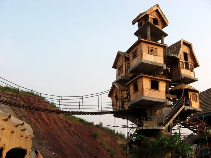 Ada yang Bertingkat, 10 Kreasi Rumah Pohon Keren yang Pernah Kamu Lihat