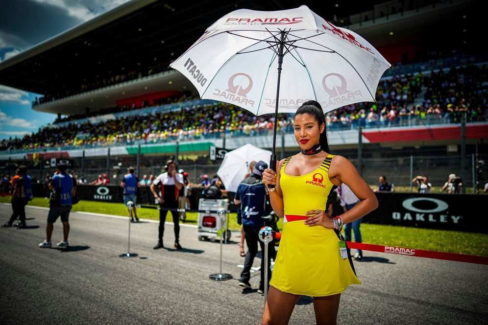 Jarang Diketahui, Begini Sejarah Umbrella Girl Pembawa Payung di Sirkuit Balap