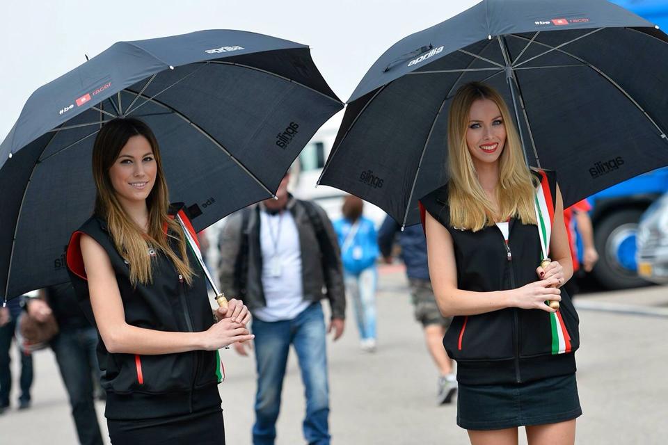 Jarang Diketahui, Begini Sejarah Umbrella Girl Pembawa Payung di Sirkuit Balap