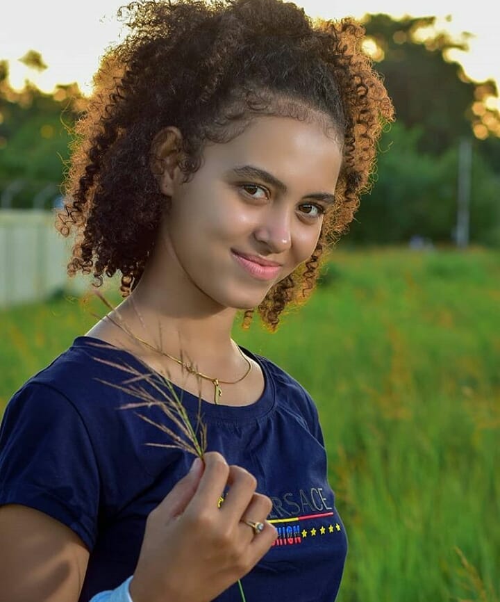 10 Pesona Disa Alcinta, Gadis Papua yang Manisnya Memikat Hati