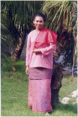 10 Potret Pakaian Adat Maluku Beserta Akaesorisnya