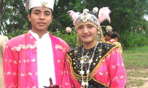 10 Potret Pakaian Adat Maluku Beserta Akaesorisnya