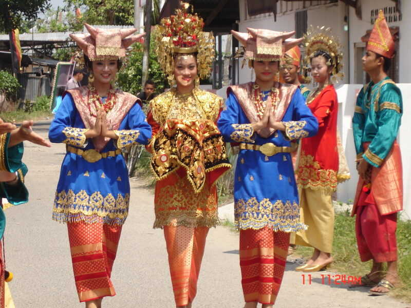 10 Nama  Baju  Adat  Sumatera  Barat  Beserta Aksesorisnya 