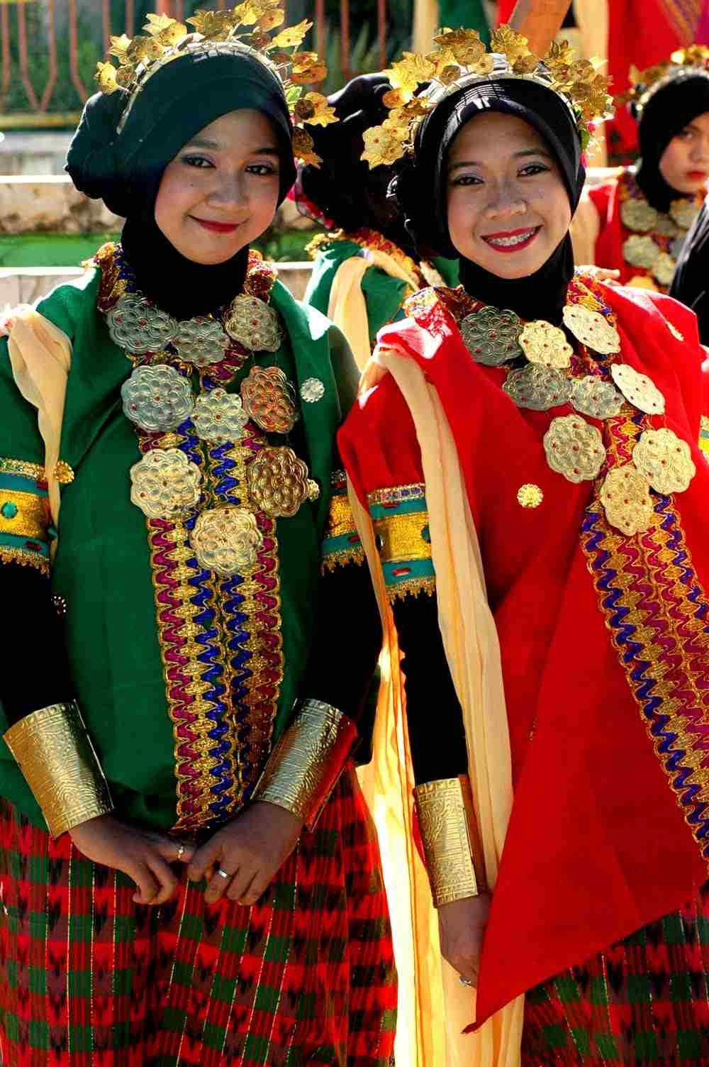 10 Pakaian Khas Sulawesi Selatan Lengkap dengan Aksesorisnya