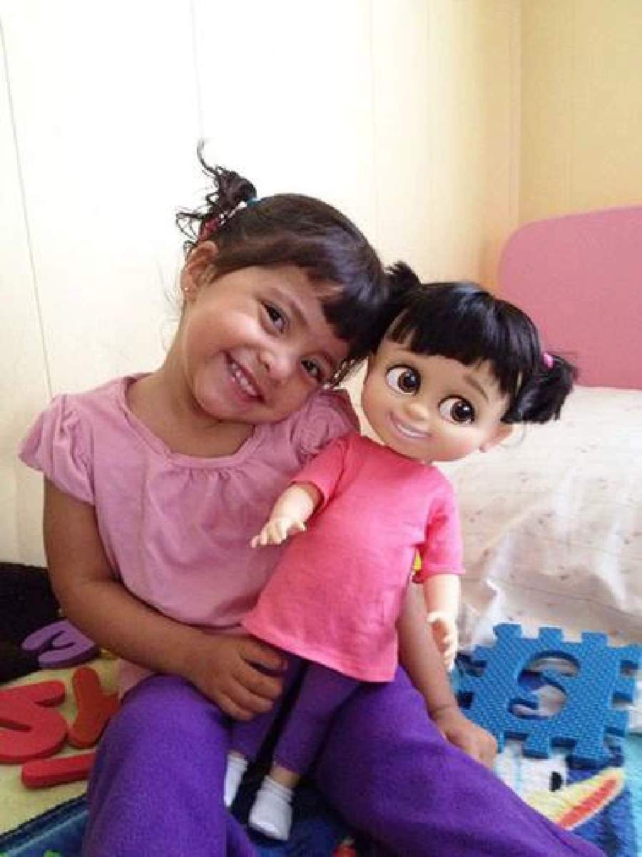Gak Nyangka, 10 Potret Boneka dengan Pemiliknya Ini Mirip Banget