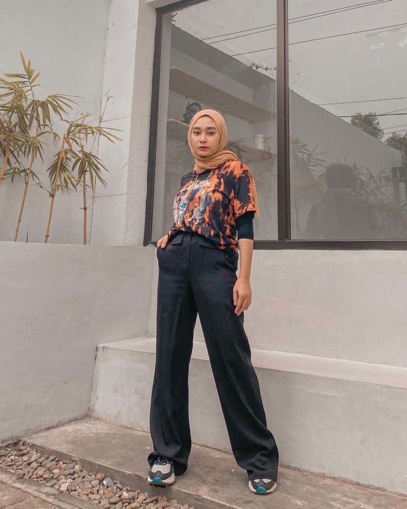 10 Inspirasi OOTD Hijab Kaos Lengan Pendek ala Dezziya Astrina