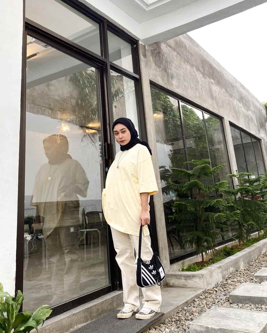 10 Inspirasi OOTD Hijab Kaos Lengan Pendek Ala Selebgram Dezziya Astrina